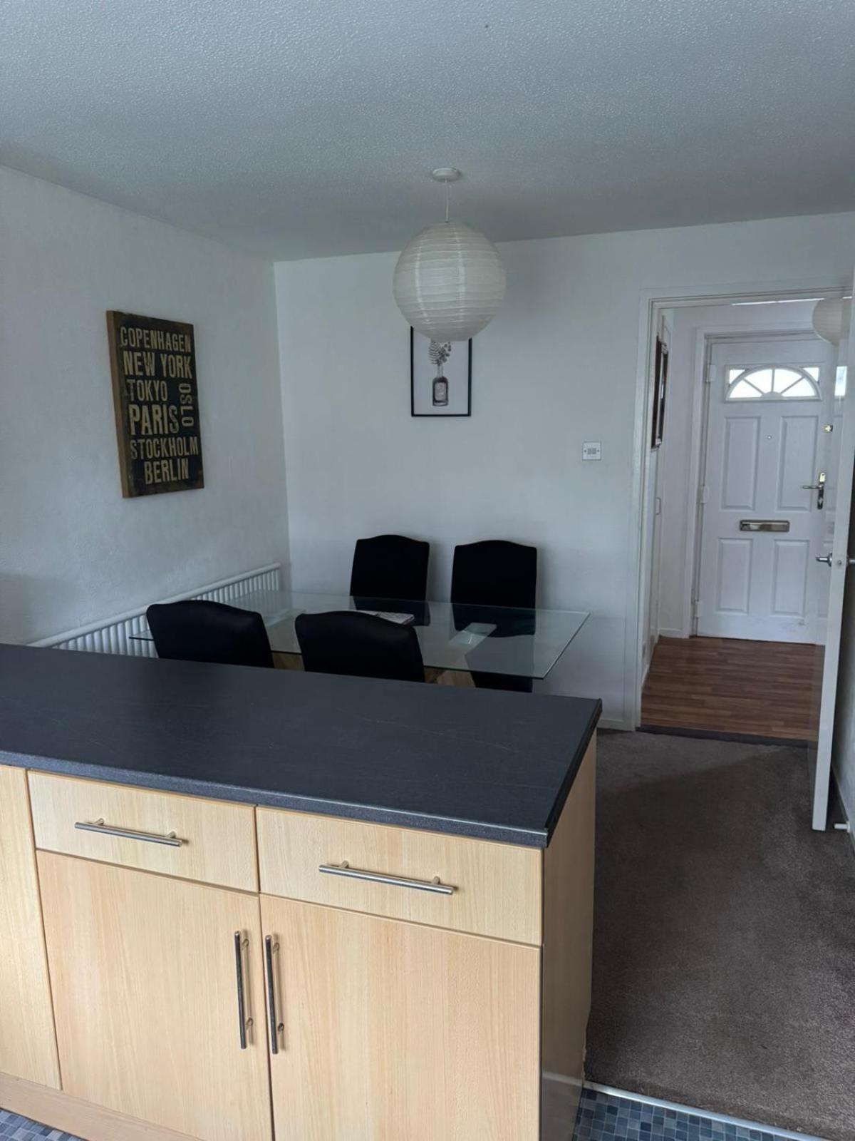 Large 2 Bedroom House Wombridge Екстер'єр фото