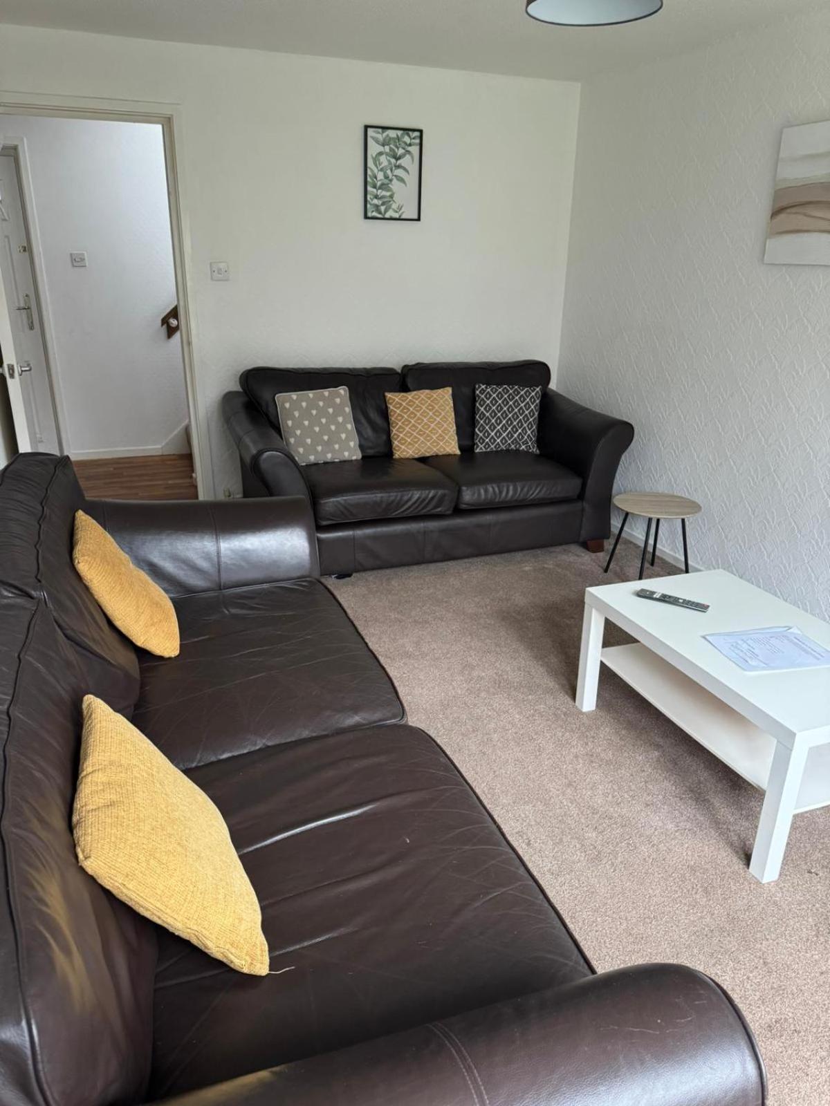 Large 2 Bedroom House Wombridge Екстер'єр фото