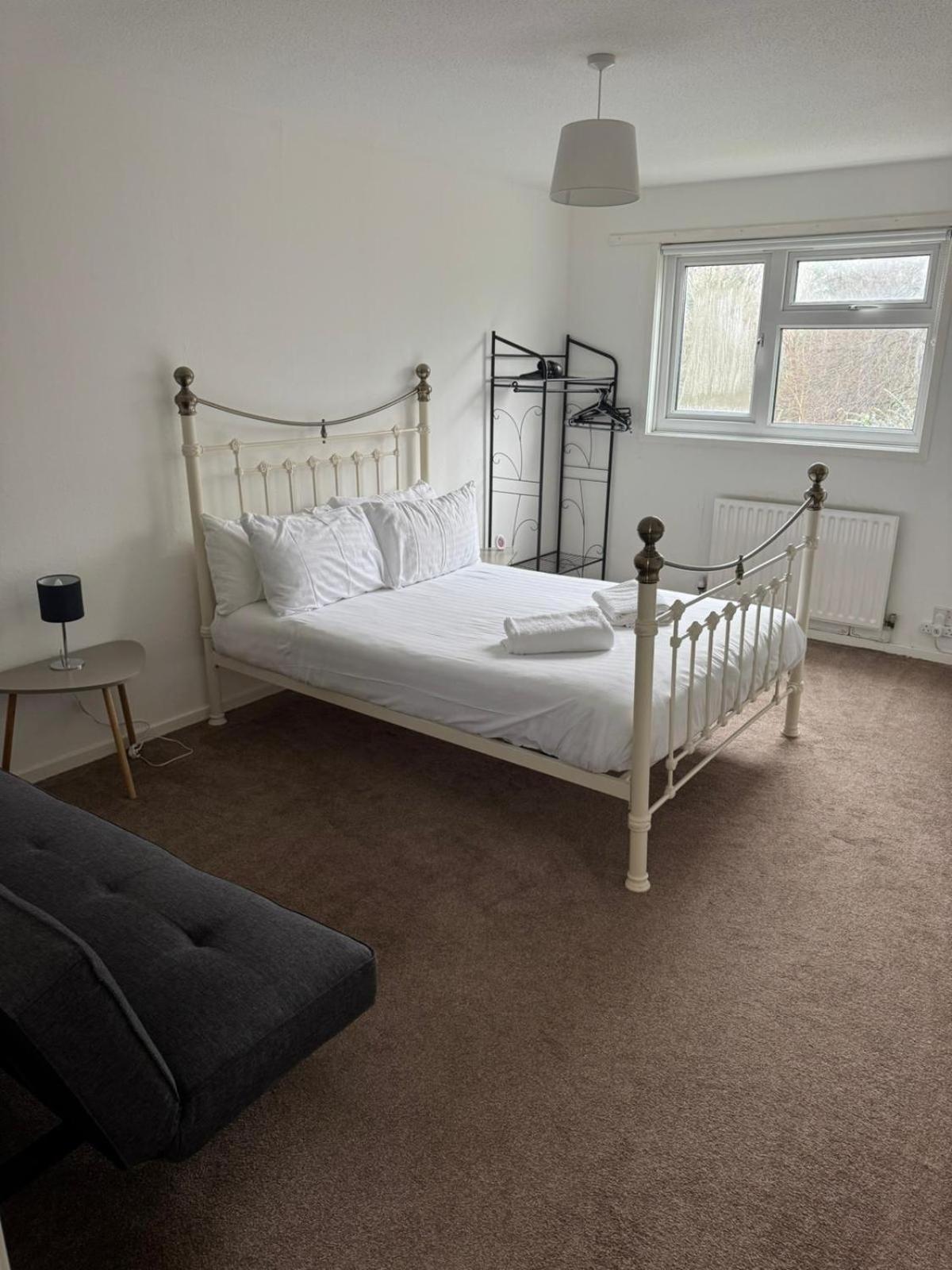 Large 2 Bedroom House Wombridge Екстер'єр фото