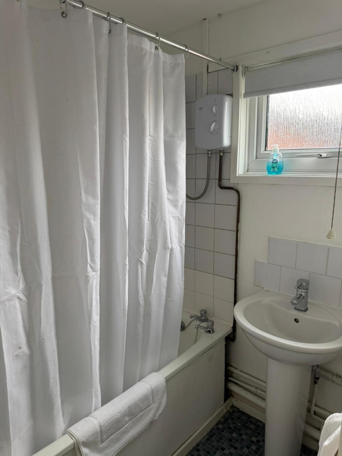 Large 2 Bedroom House Wombridge Екстер'єр фото