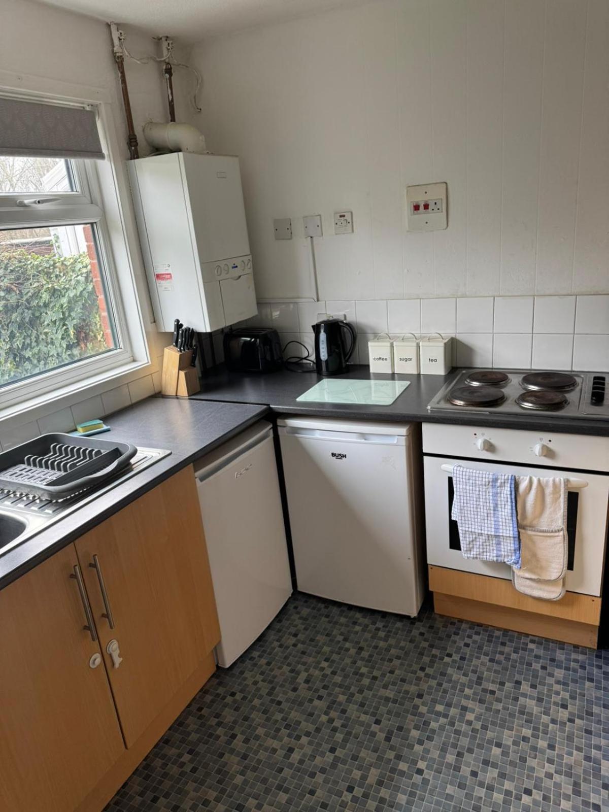 Large 2 Bedroom House Wombridge Екстер'єр фото